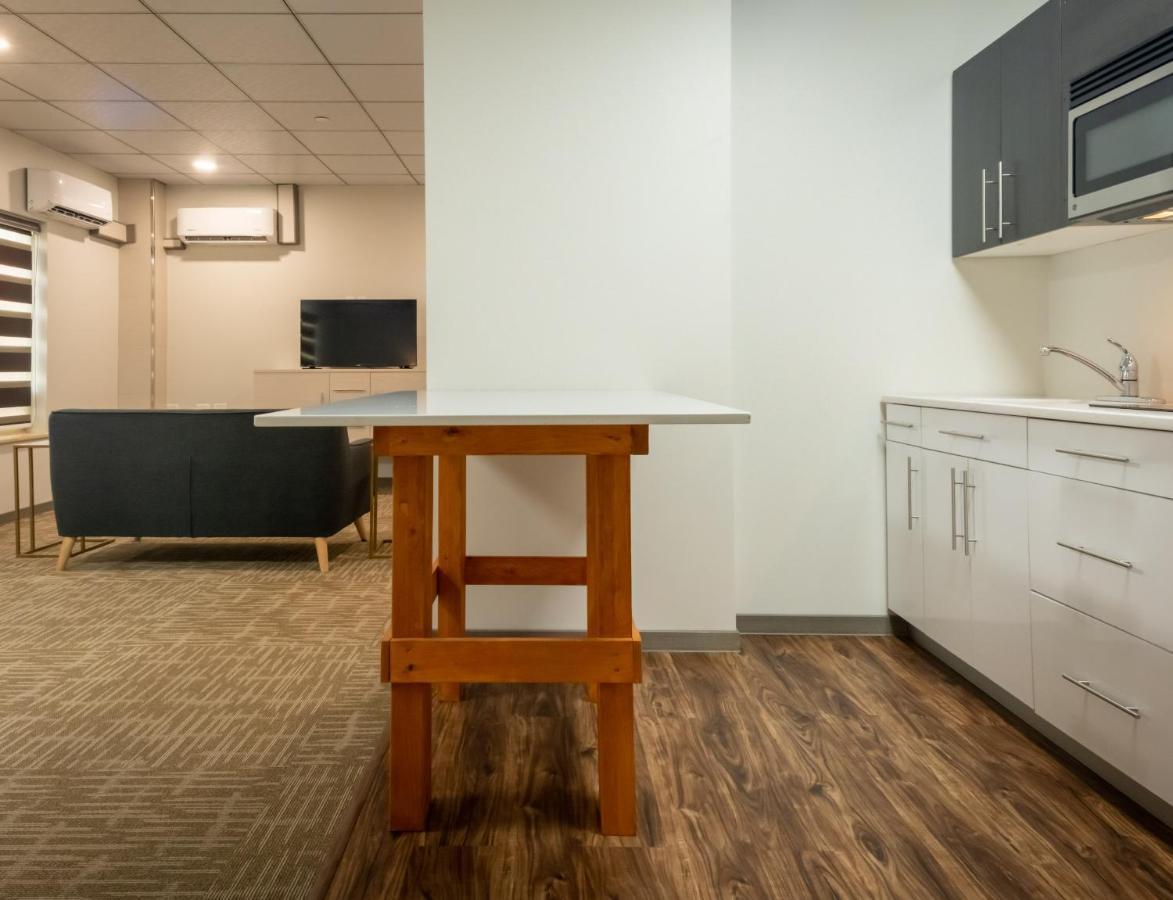 טראס Quality Inn Sunshine Suites מראה חיצוני תמונה