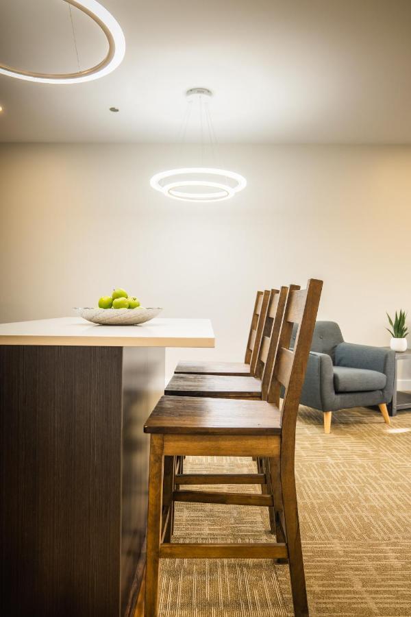 טראס Quality Inn Sunshine Suites מראה חיצוני תמונה