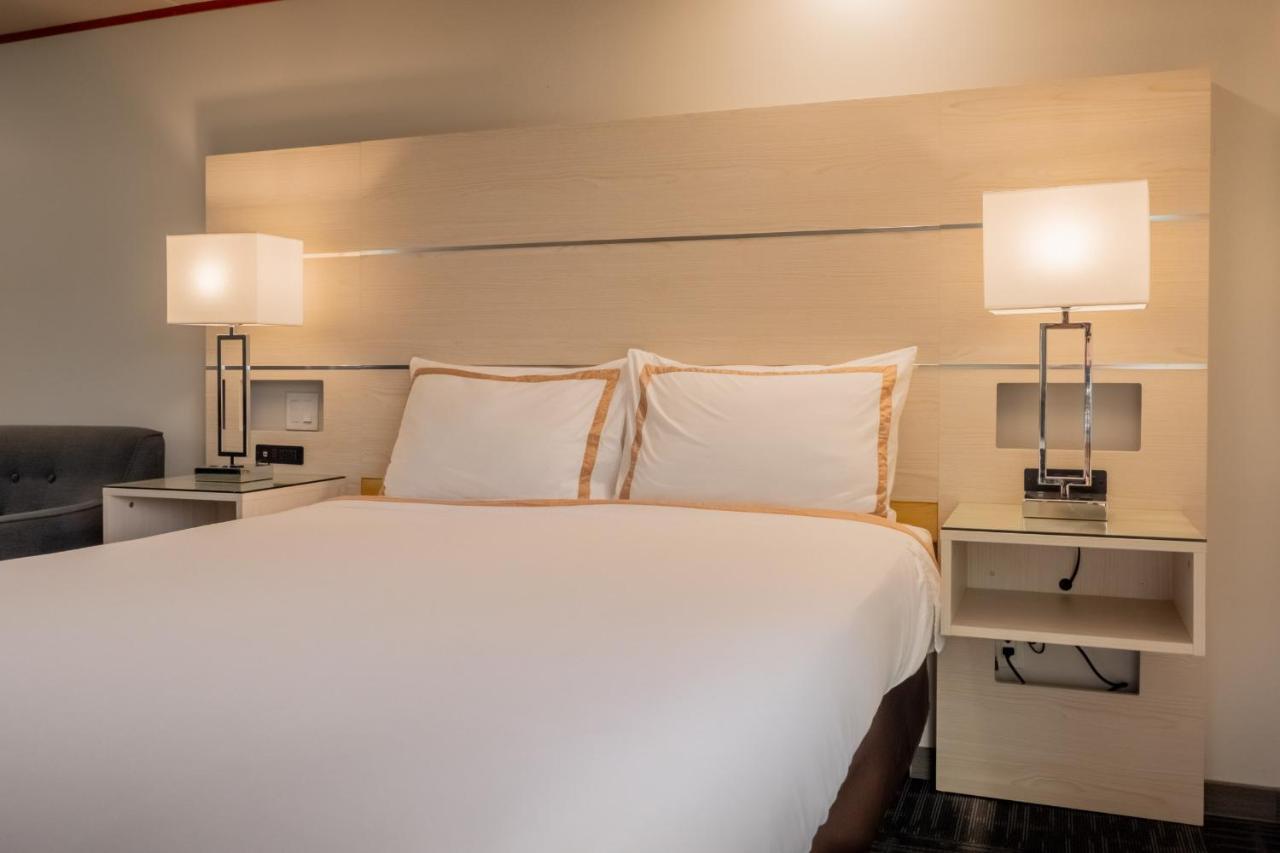 טראס Quality Inn Sunshine Suites מראה חיצוני תמונה