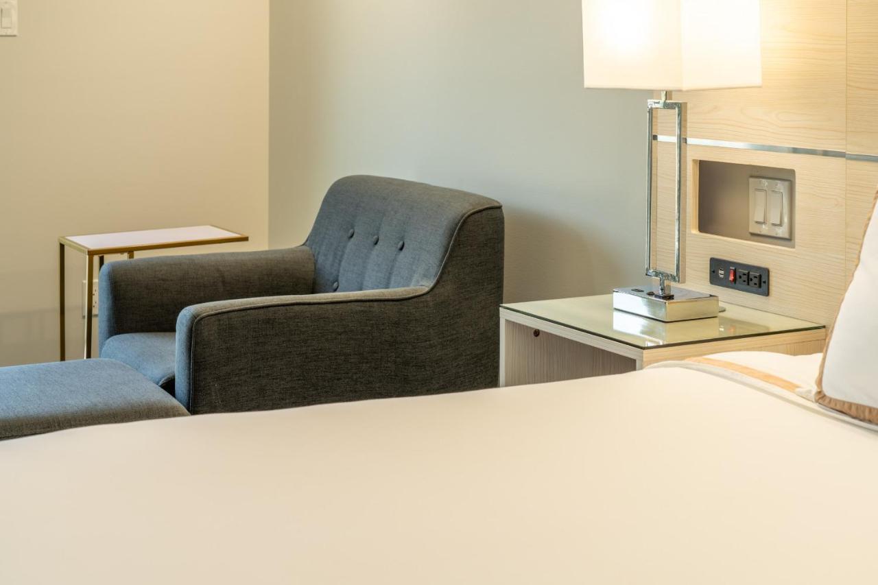 טראס Quality Inn Sunshine Suites מראה חיצוני תמונה