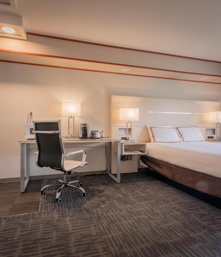 טראס Quality Inn Sunshine Suites מראה חיצוני תמונה