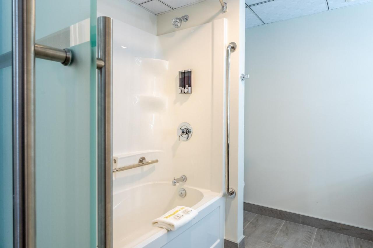 טראס Quality Inn Sunshine Suites מראה חיצוני תמונה