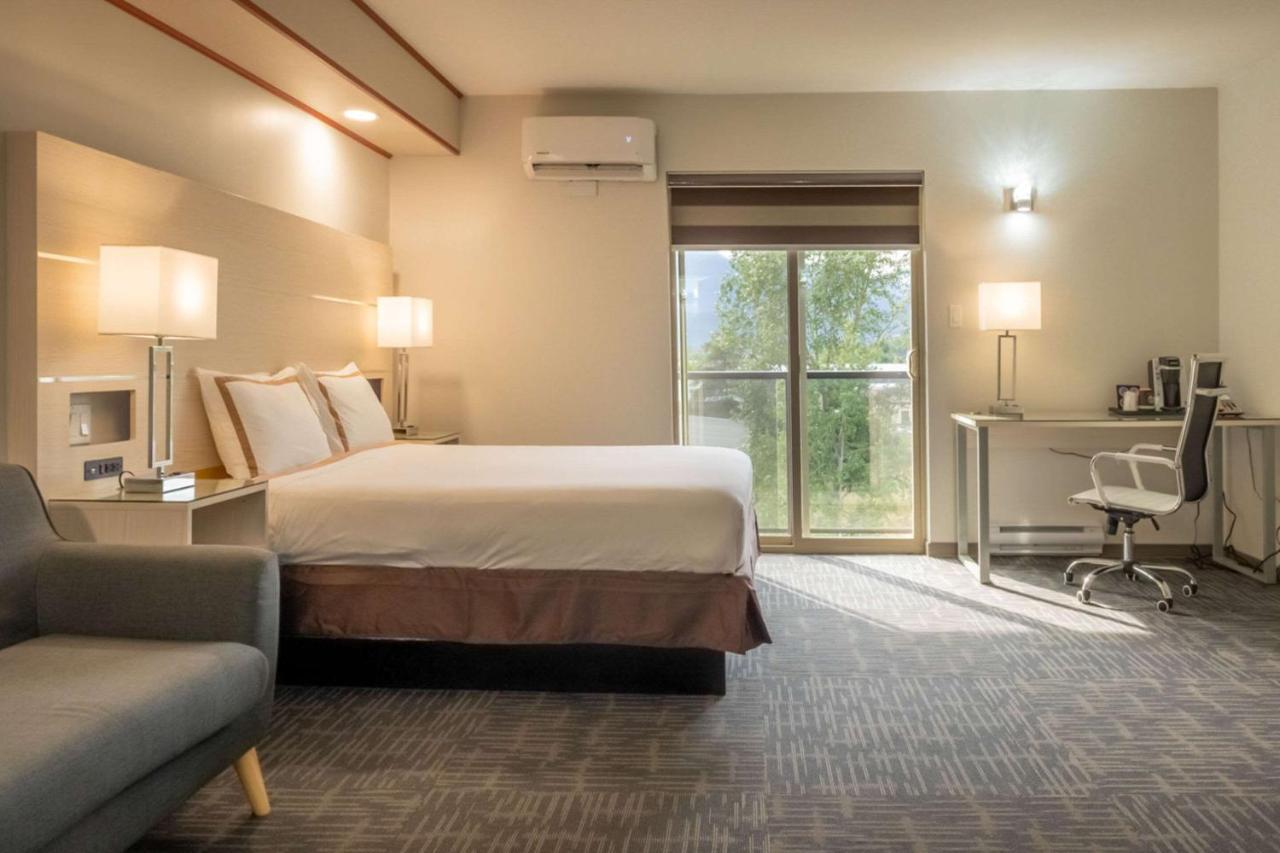 טראס Quality Inn Sunshine Suites מראה חיצוני תמונה