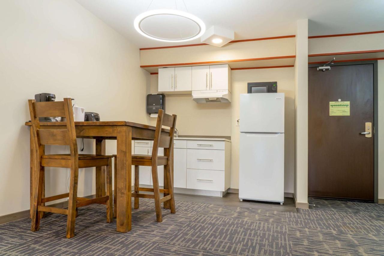 טראס Quality Inn Sunshine Suites מראה חיצוני תמונה
