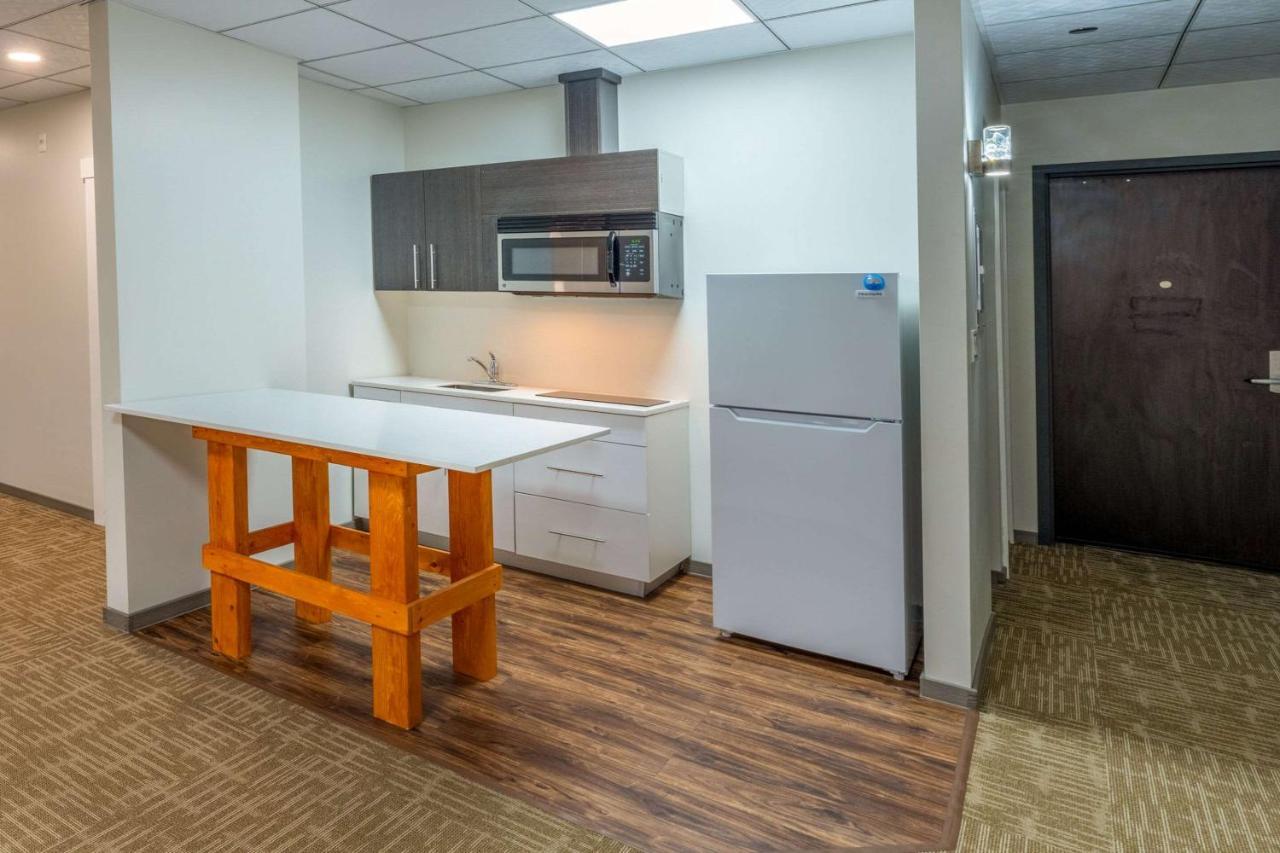 טראס Quality Inn Sunshine Suites מראה חיצוני תמונה